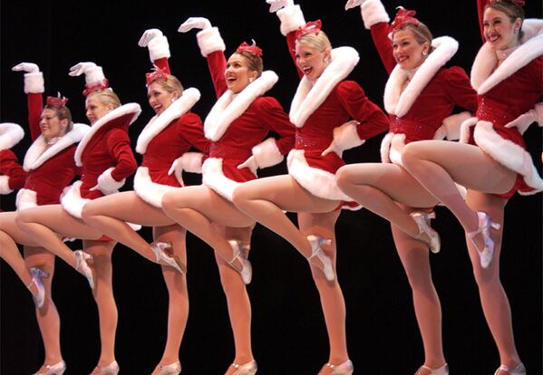 Члены Radio City Rockettes в своих рождественских костюмах в театре Wang в Бостоне во время выступления, 2004 год. - Sputnik Молдова