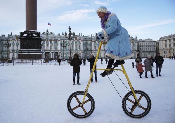 Девушка в костюме снегурочки во время празднования Старого Нового года в Санкт-Петербурге  - Sputnik Молдова