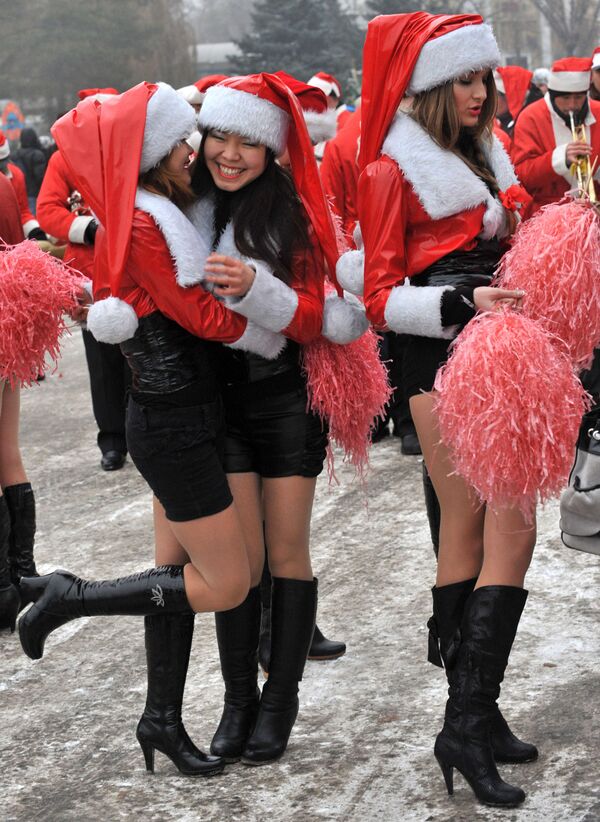 Девушки в костюмах Санта-Клауса во время новогоднего парада в Бишкеке  - Sputnik Молдова