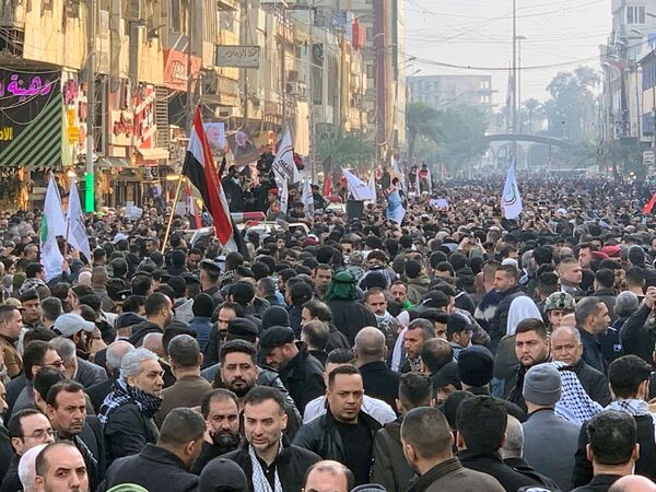 Funerariile lui Soleimani: Irakienii scandează ”moarte Americii” Funerariile lui Soleimani: Irakienii scandează ”moarte Americii” - Sputnik Moldova-România