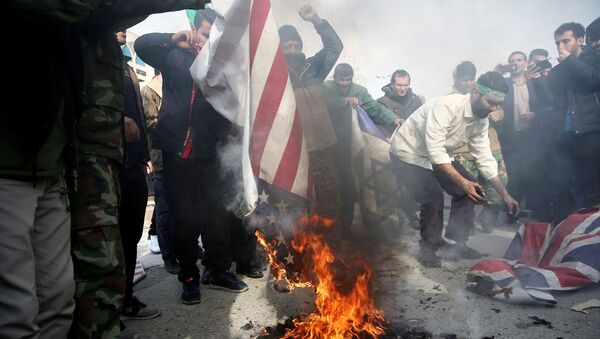 Иранцы сжигают флаг США, Израиля и Великобритании - Sputnik Молдова