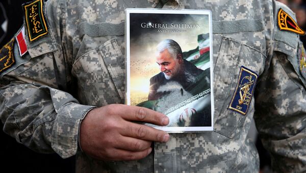 Мужчина держит портрет убитого генерала Сулеймани - Sputnik Moldova-România