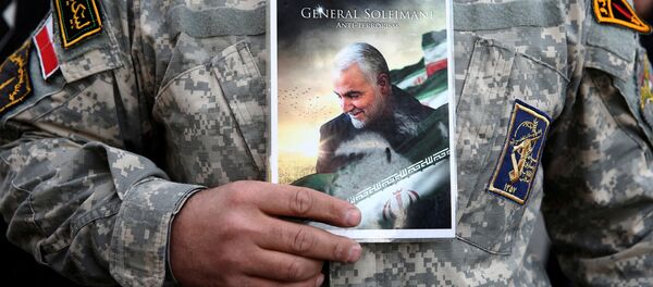 Мужчина держит портрет убитого генерала Сулеймани - Sputnik Moldova-România