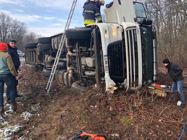 Grav accident rutier pe un drum național: Șoferul a fost rănit - Foto Grav accident rutier pe un drum național: Șoferul a fost rănit - Foto - Sputnik Moldova