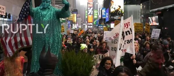 Нет войне в Иране: анти-военная акция протеста на Тайм Сквер в Нью-Йорке - Sputnik Молдова