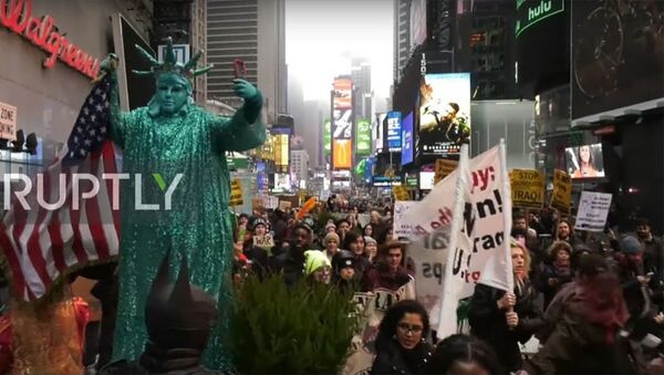 Нет войне в Иране: анти-военная акция протеста на Тайм Сквер в Нью-Йорке - Sputnik Молдова