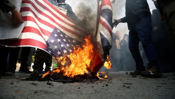 Иранцы сжигают флаг США, архивное фото - Sputnik Moldova-România