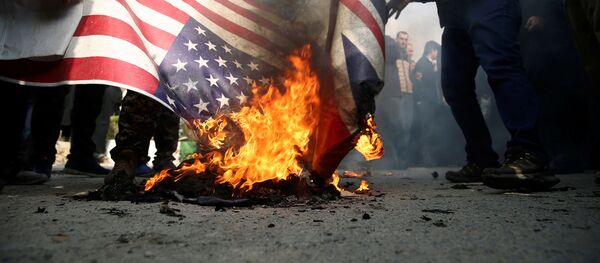 Иранцы сжигают флаг США, архивное фото - Sputnik Moldova-România