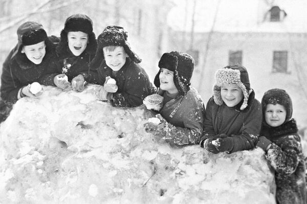 Зимние каникулы у школьников Череповца, 1971 год - Sputnik Молдова
