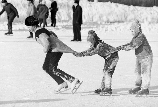 Ребята катаются на коньках паровозиком, 1976 год - Sputnik Молдова