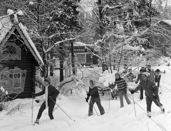 Дети на лыжной прогулке в зимнем оздоровительном лагере, 1979 год - Sputnik Молдова