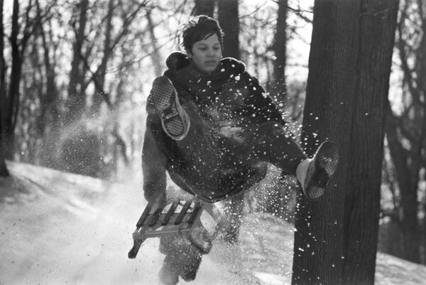 Мальчик катается на санках, 1976 год - Sputnik Молдова