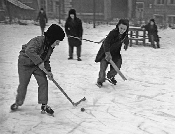 Дети играют в хоккей во дворе, 1959 год - Sputnik Молдова