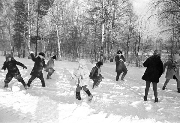 Дети, играющие в снежки, 1969 год - Sputnik Молдова