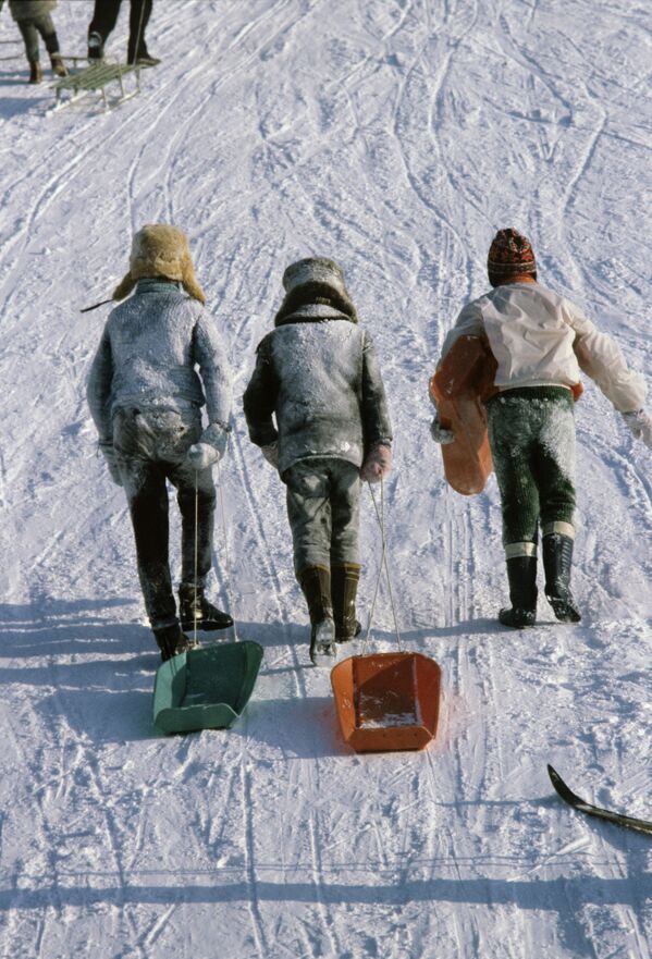 Дети катаются на санках, 1983 год - Sputnik Молдова