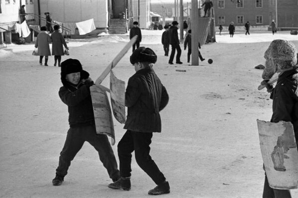 Дети играют во дворе одного из районов города Якутска, 1973 год - Sputnik Молдова