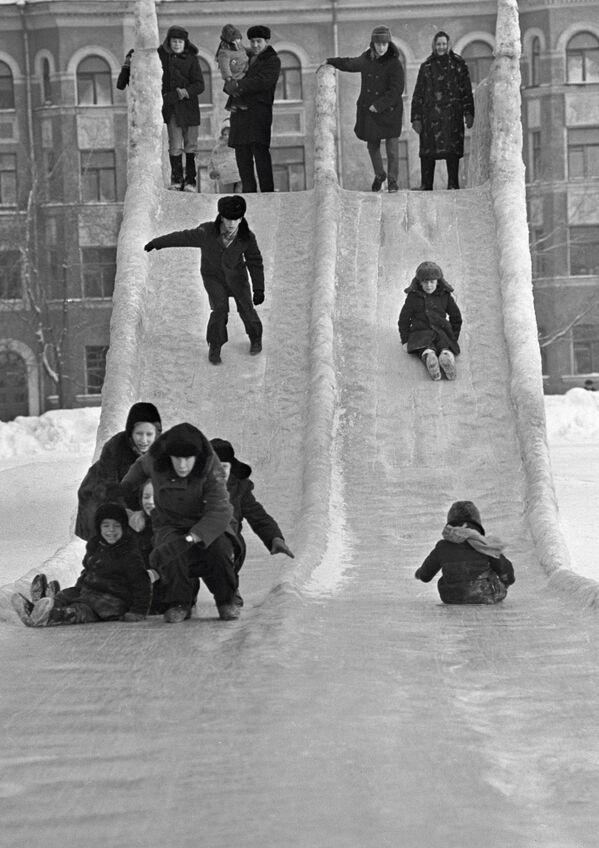 Дети катаются на ледяной горке в городе Пермь, 1973 год - Sputnik Молдова