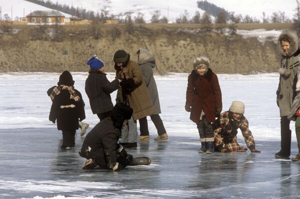 Дети поселка Байкальское играют на льду озера Байкал, 1988 год - Sputnik Молдова
