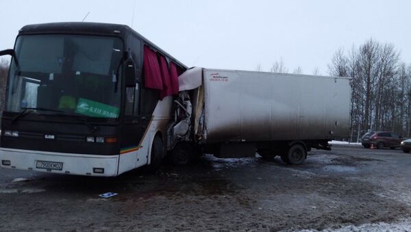 Два человека погибли при столкновении грузовика с автобусом в Тобольском районе - Sputnik Moldova-România