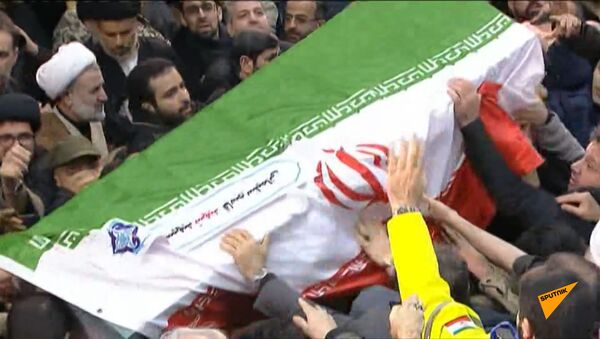 Религиозный лидер Ирана Али Хаменеи плакал на похоронах Сулеймани - Sputnik Молдова