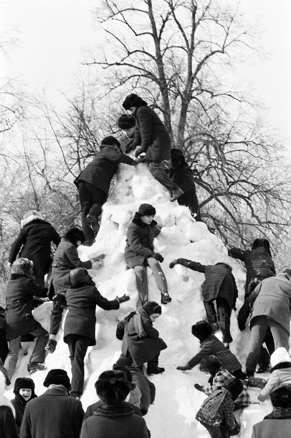 Copiii au construit un munte de zăpadă, 1979 - Sputnik Moldova