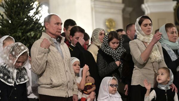 Президент РФ В. Путин посетил Рождественское богослужение - Sputnik Moldova-România
