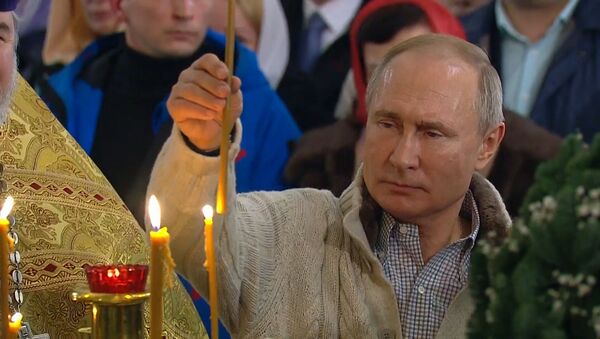 Путин и Медведев посетили рождественские богослужения - Sputnik Молдова