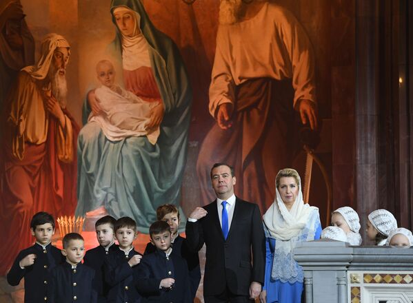 Премьер-министр России Дмитрий Медведев с женой Светланой Медведевой во время Рождественского богослужения в храме Христа Спасителя в Москве - Sputnik Молдова
