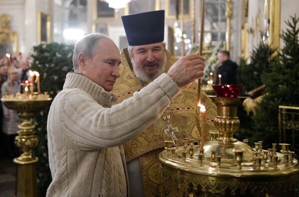 Президент Владимир Путин  во время Рождественского богослужения в Спасо-Преображенском соборе в Санкт-Петербурге - Sputnik Молдова