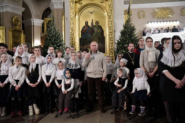 Президент Владимир Путин  во время Рождественского богослужения в Спасо-Преображенском соборе в Санкт-Петербурге - Sputnik Молдова
