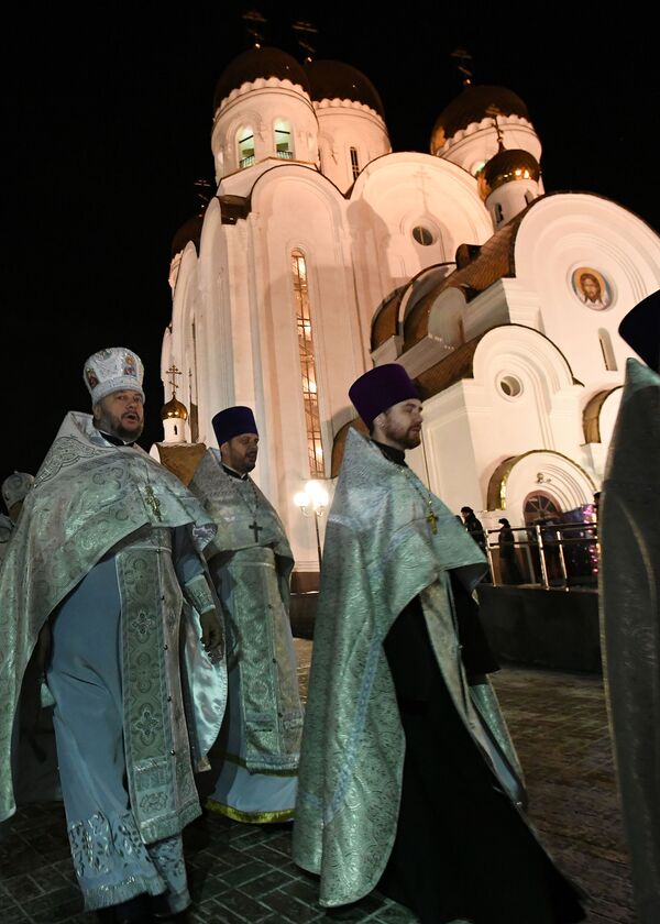 Cвященники принимают участие в религиозном шествии в канун православного Рождества в Красноярске - Sputnik Молдова
