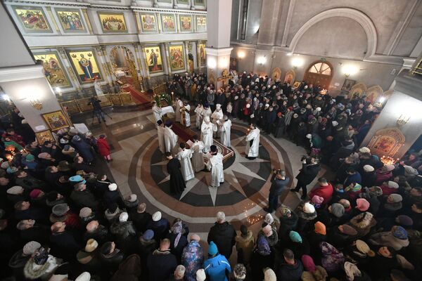 Верующие и священнослужители во время рождественского богослужения в храме Рождества Христова в Красноярске - Sputnik Молдова