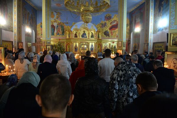 Во время рождественского богослужения в храме Михаила Архангела в Грозном - Sputnik Молдова