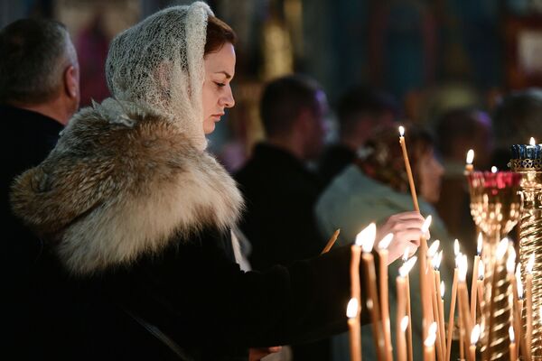 Верующая во время рождественского богослужения в Петро-Павловском кафедральном соборе в Симферополе - Sputnik Молдова