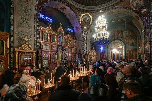Верующие во время рождественского богослужения в Петро-Павловском кафедральном соборе в Симферополе - Sputnik Молдова