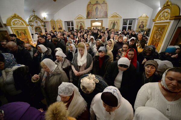 Верующие во время рождественского богослужения в Храме Успения Божией Матери во Владивостоке - Sputnik Молдова