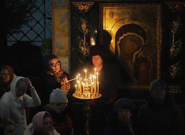 Верующие во время рождественского богослужения в соборе в Екатеринбурге - Sputnik Молдова