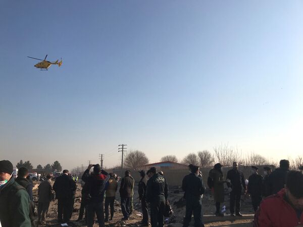Спасатели на месте крушения самолета в Иране - Sputnik Молдова