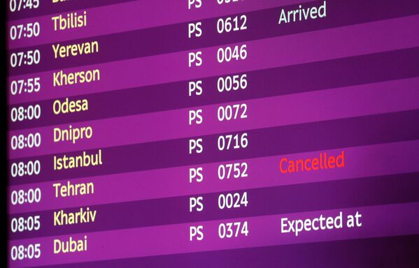 Электронное табло в аэропорту Борисполя, на котором рейс из Тегерана помечен как отмененный - Sputnik Молдова