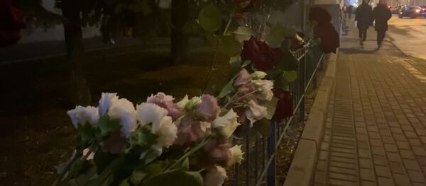 Москвичи принесли цветы к посольствам Украины и Ирана в память о погибших в авиакатастрофе Москвичи принесли цветы к посольствам Украины и Ирана в память о погибших в авиакатастрофе - Sputnik Молдова
