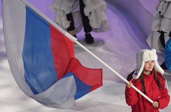 Ски-альпинистка Евгения Долженкова с российским флагом на Церемонии открытия III зимних юношеских Олимпийских игр - Sputnik Молдова