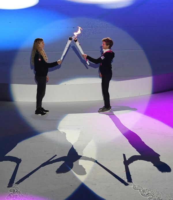 Церемония зажжения олимпийского огня во время открытия III зимних юношеских Олимпийских игр - Sputnik Молдова