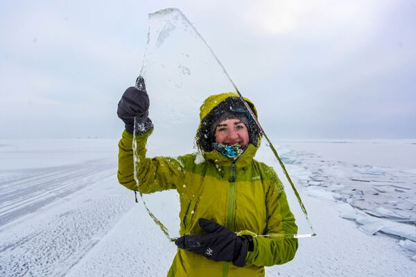 Девушка с куском льда на озере Байкал - Sputnik Moldova-România