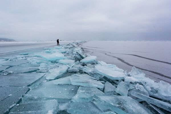 Лед на берегу озера Байкал - Sputnik Moldova-România