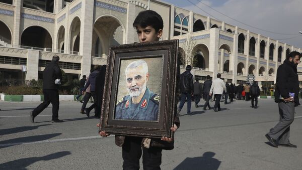 Мальчик держит портрет убитого генерала Сулеймани - Sputnik Moldova-România