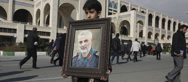 Мальчик держит портрет убитого генерала Сулеймани - Sputnik Moldova-România