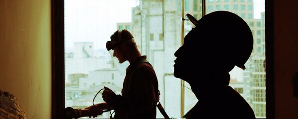 Рабочие на строящемся объекте Рабочие на строящемся объекте - Sputnik Moldova