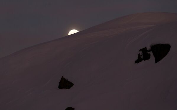 Ледник Презена на фоне полной луны в Италии  - Sputnik Молдова