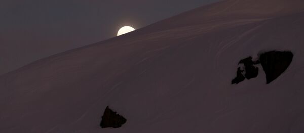 Ледник Презена на фоне полной луны в Италии Ледник Презена на фоне полной луны в Италии - Sputnik Молдова