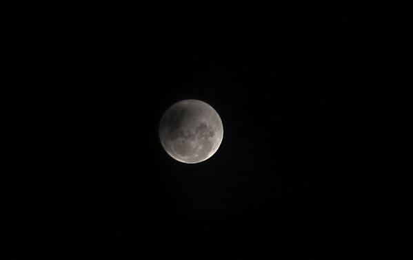 Лунное затмение в небе над Парагваем  - Sputnik Молдова